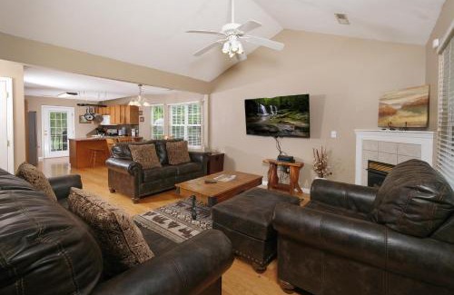 Pigeon Forge Casa | Conveniently located in Pigeon Forge, spacious & clean 3 bedroom!