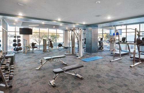 Rio Grande Apartamento | Convention Ctr Luxury 1BR Pool Gym Hot Tub