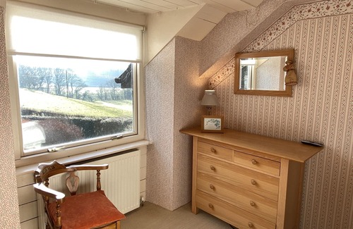 Battle Cabaña | Converted old school with picture postcard views of Pen Y Fan (sleeps 5/6)