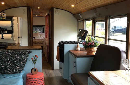 Central Oregon Casa | Converted School bus - unique suburban glamping