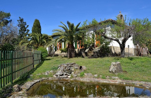 Guisando Villa | Casa de escuela convertida con piscina privada. Sierra De Gredos, Castilla Leon
