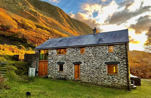 Tywyn Cabaña | Molino de agua convertido con hermoso río y majestuosas montañas en su puerta