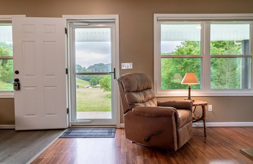 Marshall Cabaña | Conway Cottage: A peaceful countryside escape with a fire pit and Pet Friendly!