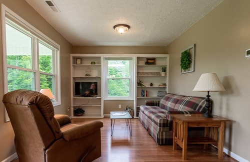 Marshall Cabaña | Conway Cottage: A peaceful countryside escape with a fire pit and Pet Friendly!