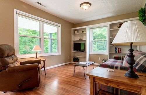 Marshall Cabaña | Conway Cottage: A peaceful countryside escape with a fire pit and Pet Friendly!