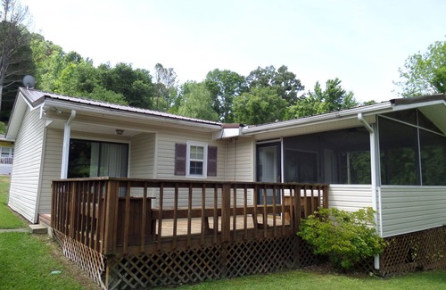 Baxter Cabina | Cookeville-Center Hill-FAMILY or FISHING Vacation-SLEEPS 8-Lake Access-NICE