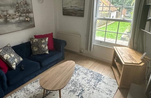 Cookham Dean Cabaña | Cookham Stunning Two Bedroom Cottage & Garden Office