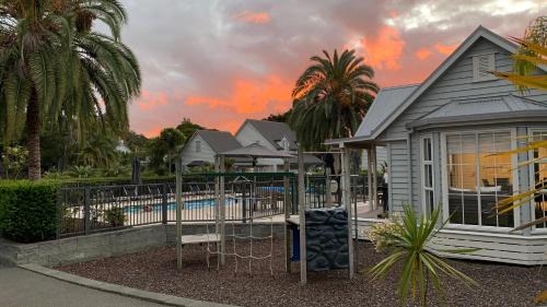 Russell Casa | Cooks Cottage 2-4 Bedroom- Russell Cottages Collection
