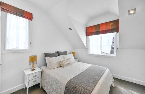 Russell Casa | Cooks Cottage 2-4 Bedroom- Russell Cottages Collection