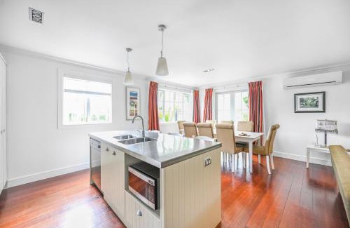 Russell Casa | Cooks Cottage 2-4 Bedroom- Russell Cottages Collection