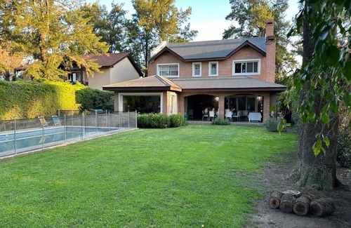 Don Torcuato Casa | Cool 4-bedroom chalet in Don Torcuato with WiFi access