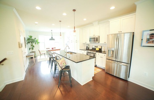 Belmont Casa | Cool 4-bedroom townhome walkable to restaurants