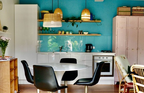 Stanmore Bay Apartamento | Cool apartment surrounded by a pool & lovely lush tropical garden.