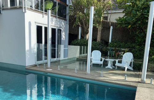 Stanmore Bay Apartamento | Cool apartment surrounded by a pool & lovely lush tropical garden.