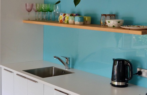 Stanmore Bay Apartamento | Cool apartment surrounded by a pool & lovely lush tropical garden.