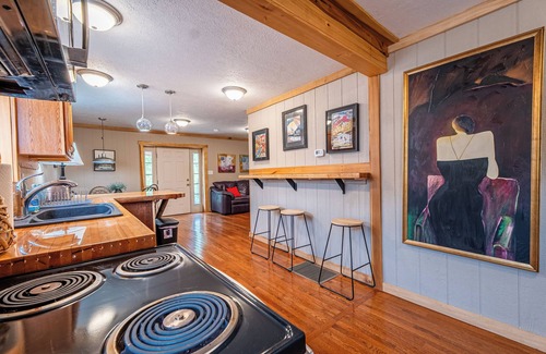 Fayetteville Cabina | Cool cabin in Fayetteville 1 mile from downtown, Hot Tub