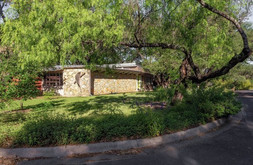 Barton Hills Casa | Cool Mid-Century Modern 3/2: Avail SXSW