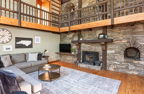 Black Mountain Cabina | Cool Mountain Lodge just 2 Mi to Blk Mt. Hot Tub-Fire Pit 2 King Suites Pet OK.