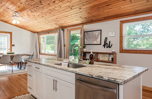 Black Mountain Cabina | Cool Mountain Lodge just 2 Mi to Blk Mt. Hot Tub-Fire Pit 2 King Suites Pet OK.
