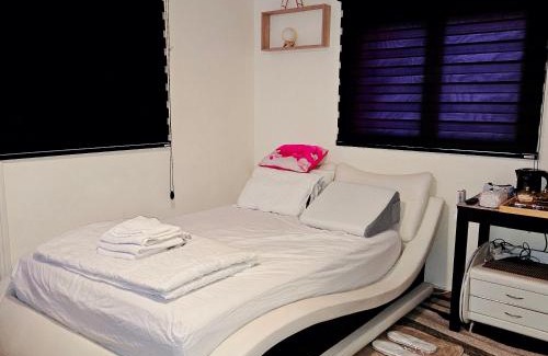 Ramat Gan Apartamento | COOL PLACE חדרים מפוארים בר"ג - חניית רכבים חינם - מיקום מרכזי בין פ"ת לת"א - קרוב לבי"ח "שיבא" - לשירות האורחים כורסת מסאז' ומכונת נספרסו - חשבונית מס l