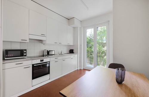 District 6 Apartamento | Cool Unterstrass 3BR, 15min walk to Zurich HB, by Blueground