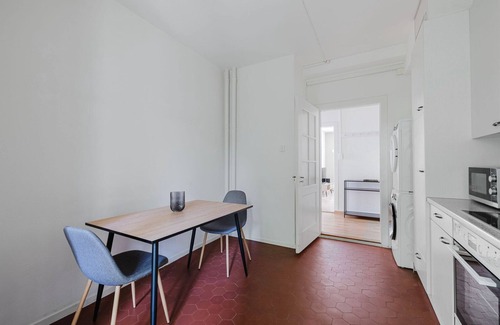 District 6 Apartamento | Cool Unterstrass 3BR, 15min walk to Zurich HB, by Blueground