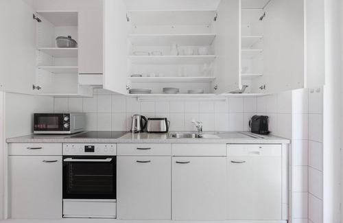 District 6 Apartamento | Cool Unterstrass 3BR, 15min walk to Zurich HB, by Blueground