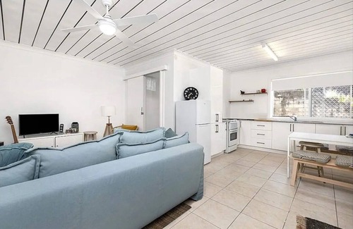 Coolangatta Casa | Coolangatta, Gold Coast unit walk to beach & shops