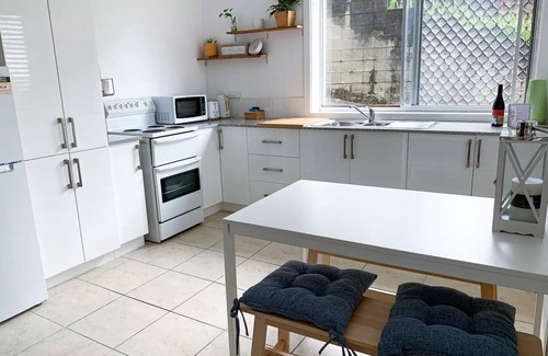 Coolangatta Casa | Coolangatta, Gold Coast unit walk to beach & shops