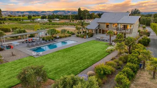 Sonoma Casa | Coplan Vineyards by AvantStay 10-Acre Estate w Pool Spa Bocce Designer Interiors