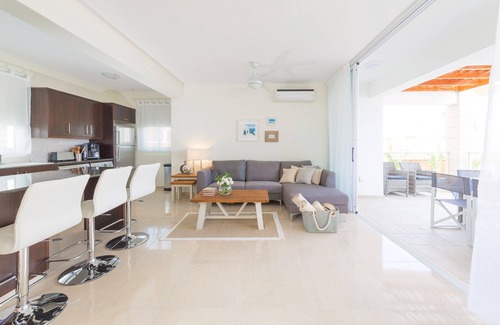 Pegeia Villa | CORAL BAY LUXURY 5 Bed Villa Piscina privada climatizada y jacuzzi 1 minuto a la playa