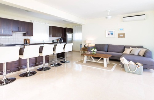 Pegeia Villa | CORAL BAY LUXURY 5 Bed Villa Piscina privada climatizada y jacuzzi 1 minuto a la playa
