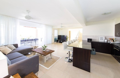 Pegeia Villa | CORAL BAY LUXURY 5 Bed Villa Piscina privada climatizada y jacuzzi 1 minuto a la playa