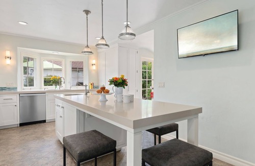 Montecito Casa | Coral Cottage- Just minutes away from Butterfly Beach & Montecito's Lower Village!