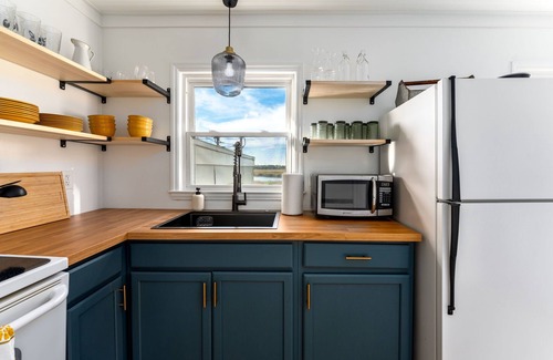 South Harbor Island Casa | Coral House - Waterfront Beach Getaway, Stunning Sunsets, 9 min walk to beach!