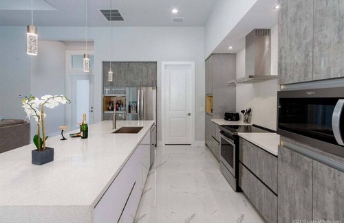 Trafalgar Casa | Coral Pearl- Modern New Construction Vacation Home