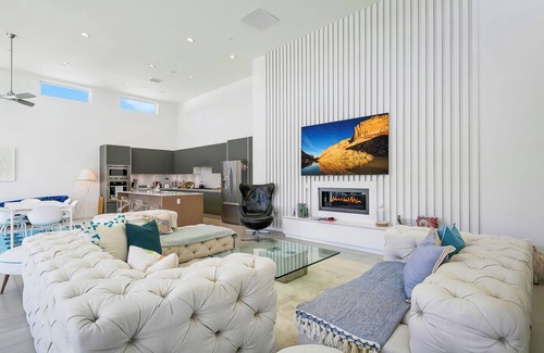 La Quinta Casa | 'Coral Sunrise' Pool & Spa 3BR/3.5BA Desert Home