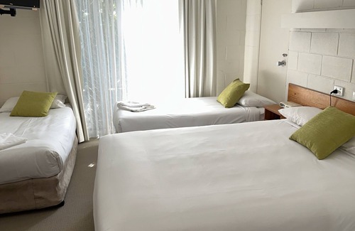 Corlette Hotel | Corlette Palms Motor Inn