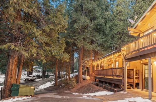 Sugar Pine Cabina | Corlieu Falls Cabin in Sugar Pine with Gazebo, Hot tub, fire-pit and front porch bar top