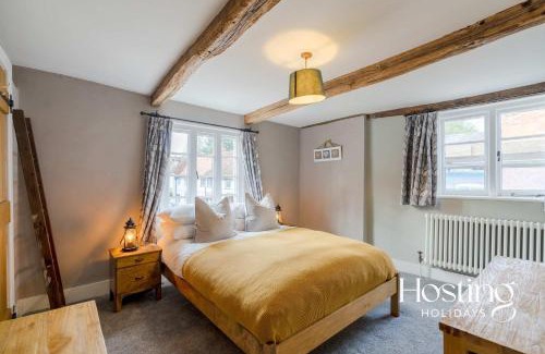 Henley Casa | Corner Cottage - 3 beds bathtub outdoor terrace