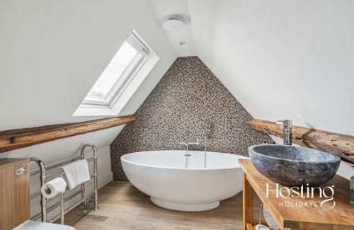 Henley Casa | Corner Cottage - 3 beds bathtub outdoor terrace