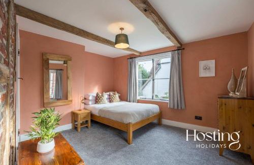 Henley Casa | Corner Cottage - 3 beds bathtub outdoor terrace