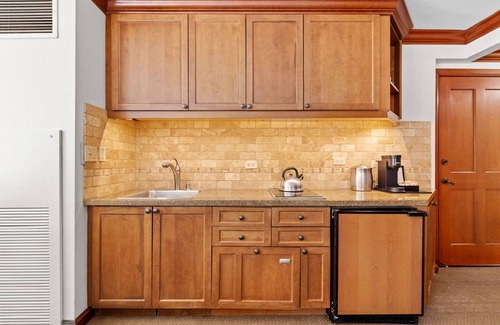 Olympic Valley Condominio | Corner king suite with Valley-view, pool, hot tub, golf & other resort amm.
