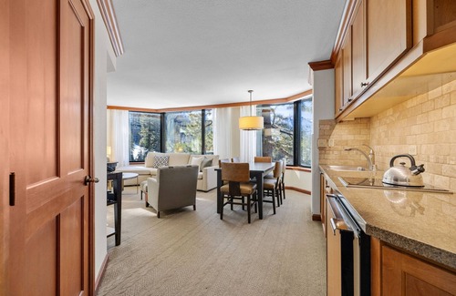 Olympic Valley Condominio | Corner king suite with Valley-view, pool, hot tub, golf & other resort amm.