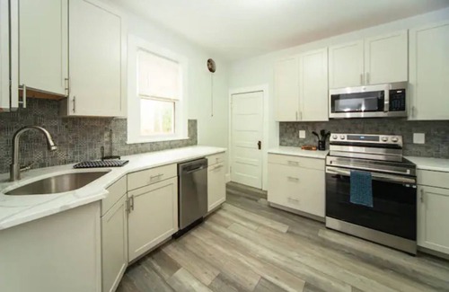 West Annapolis Cabaña | Corner lot, walk to stadium, USNA, downtown, cafes, shops, free street parking,