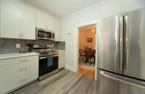 West Annapolis Cabaña | Corner lot, walk to stadium, USNA, downtown, cafes, shops, free street parking,