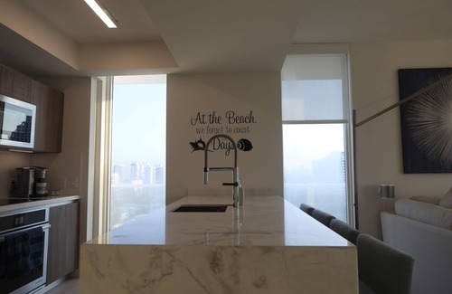 Central Beach Condominio | Ático en esquina, a pocos pasos de la playa.