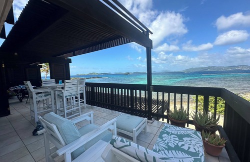 Red Hook Condominio | Suite esquinera "Glass House on the Sea" Lujo moderno en Sapphire Beach