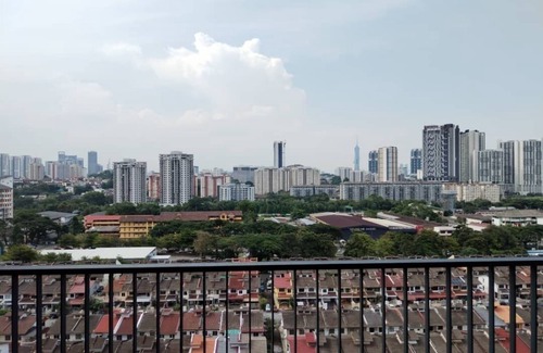 Kuala Lumpur Condominio | Corner unit 3R3B2cp condo, 550 sf terrace/balcony and AC in Kuala Lumpur