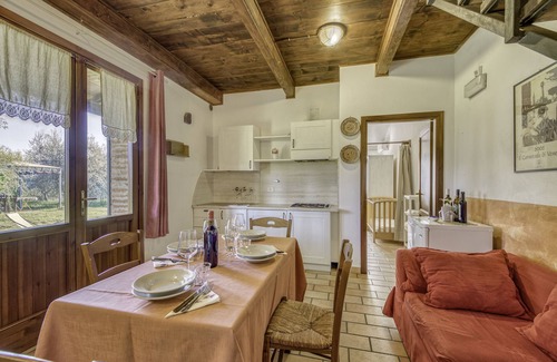 Castiglione del Lago Apartamento | Cornflower apt with shared pool, Castiglione del Lago, Italy